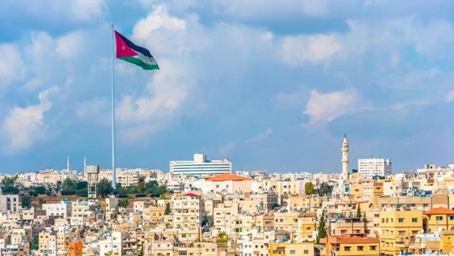 طقس معتدل اليوم وزخات مطرية جنوبي وشرقي المملكة غداً