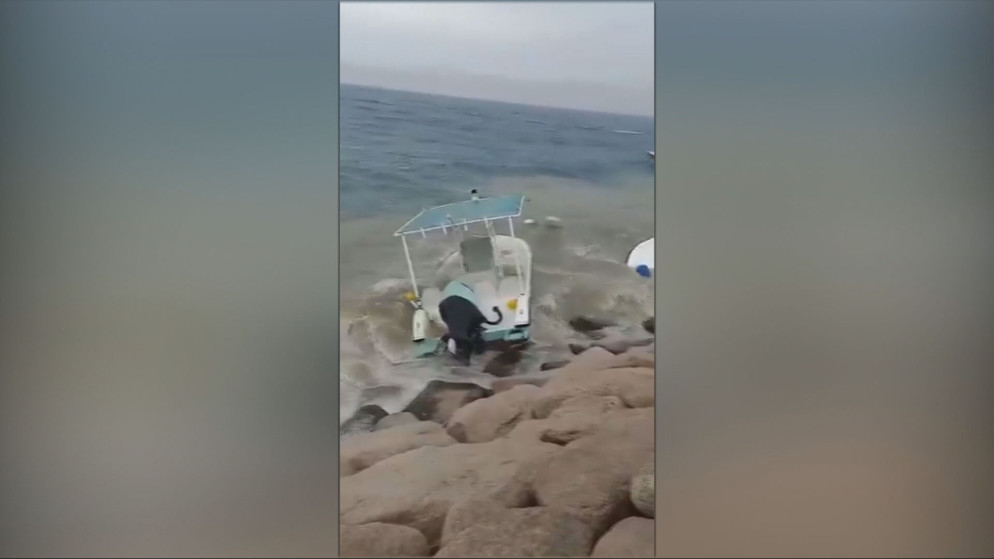 إجلاء 13 سائحا و2 من طواقم قارب متوسط الحجم جنح في خليج العقبة