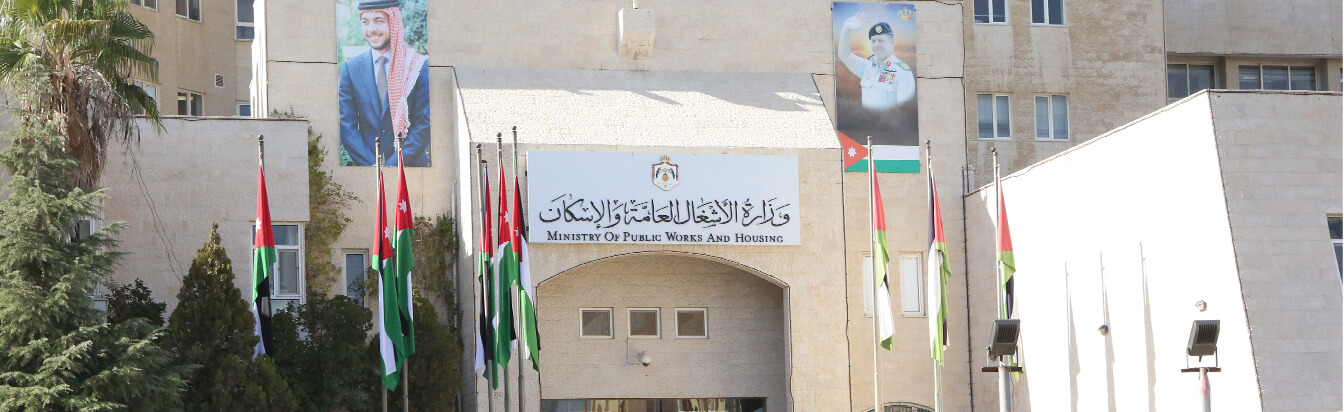 أكثر من 300 حالة اعتداء تسجل سنوياً على عناصر البنية التحتية للطرق