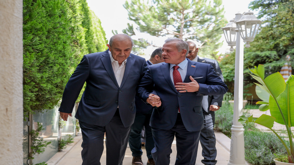 الملك يزور رئيس مجلس الوزراء العراقي الأسبق في منزله معزيا بوفاة نجله