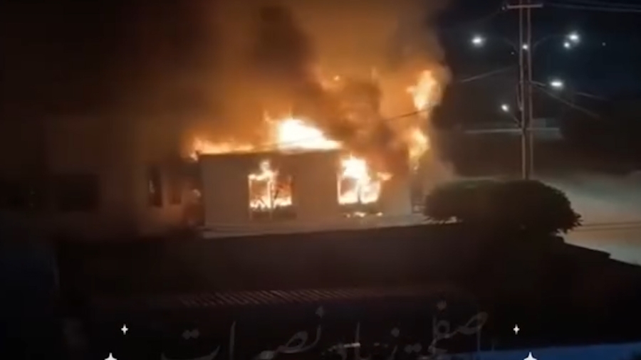 فيديو || حرق ديوان عشائري إثر اتهامات لأشخاص بقتل شاب وحرقه في إربد... والأمن يضبط القاتل