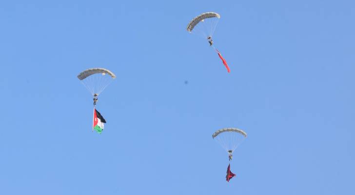 القوات المسلحة الأردنية تنفذ قفزا مظليا بالعلم الأردني