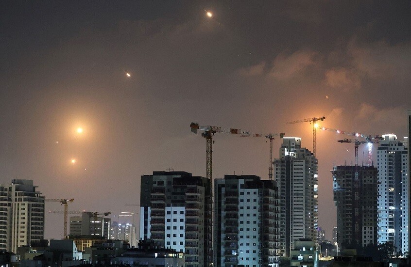 انفجارات وحرائق ودمار بعد سقوط صواريخ إيرانية في حيفا