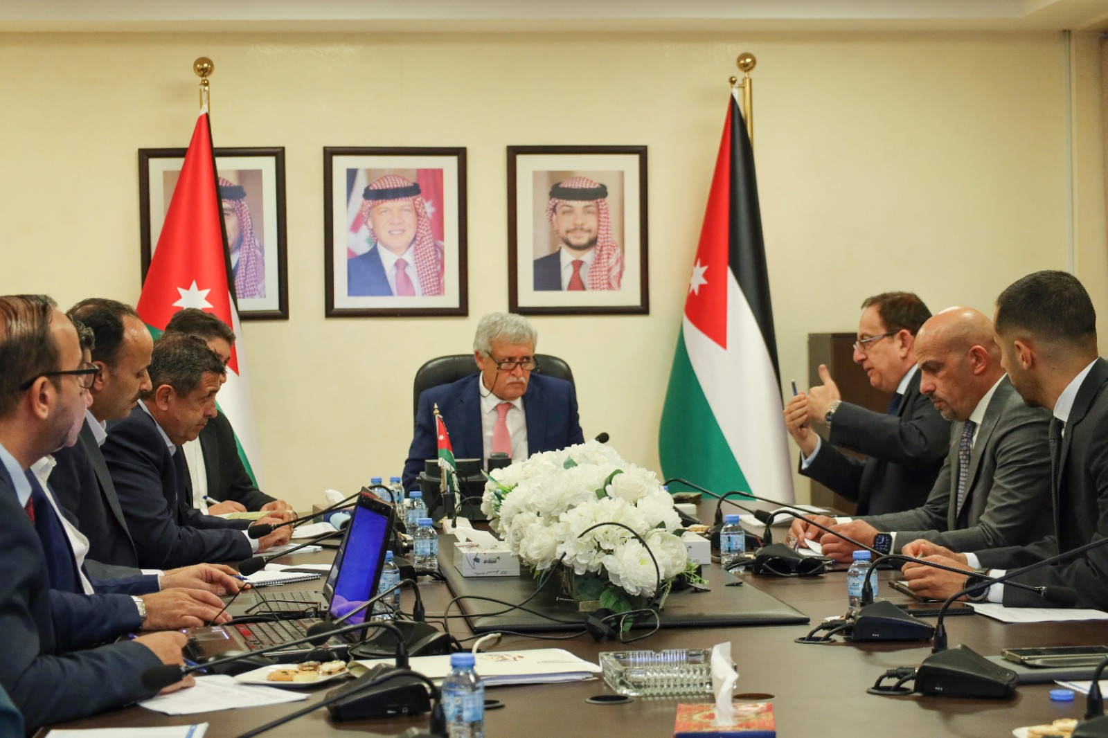 وزير النقل يوجه بتسريع ترخيص وتشغيل مطار عمان المدني