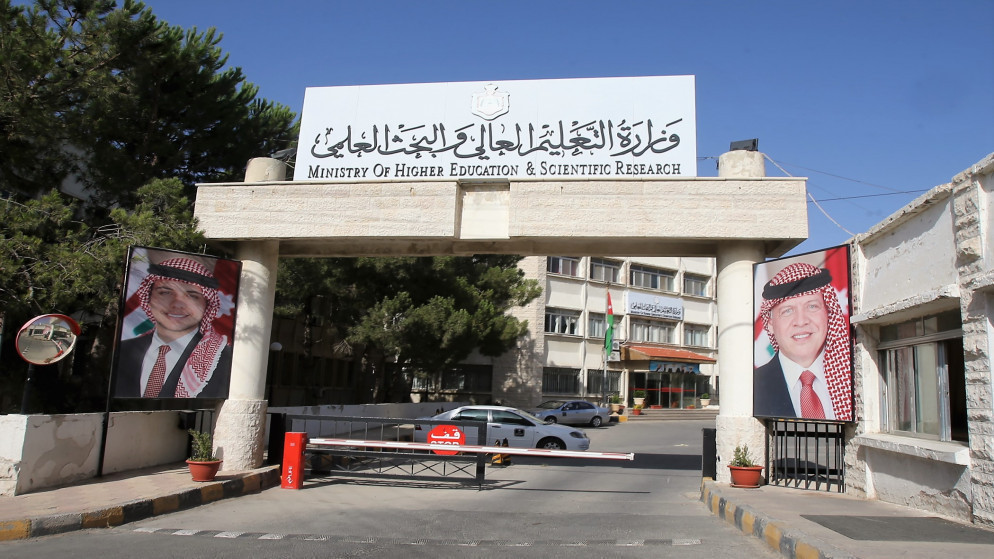 بـ 5 ملايين دينار .. استكمال المرحلة النهائية لصرف مستحقات طلبة المنح والقروض