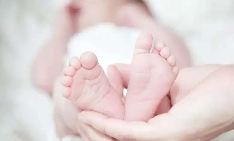 السجن 10 سنوات لأب ضرب ابنه الرضيع حتى انفجرت أحشاؤه