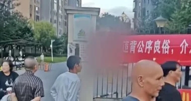 سيدة تعلق لافتات شكر أمام منزل صديقتها لخيانتها مع زوجها لمدة 5 سنوات