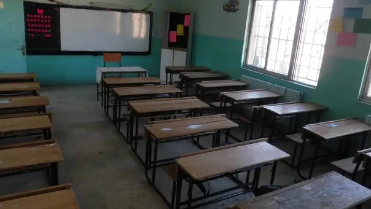 تعليق دوام صفوف المدارس الأولى وتأخير بقية الصفوف الأربعاء في هذه المناطق