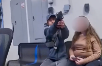 لحظة مرعبة موثقة بالكاميرا.. مشتبه به ضغط على الزناد نحو رأس شرطي أمريكي ووحده القدر أنقذه (فيديو)