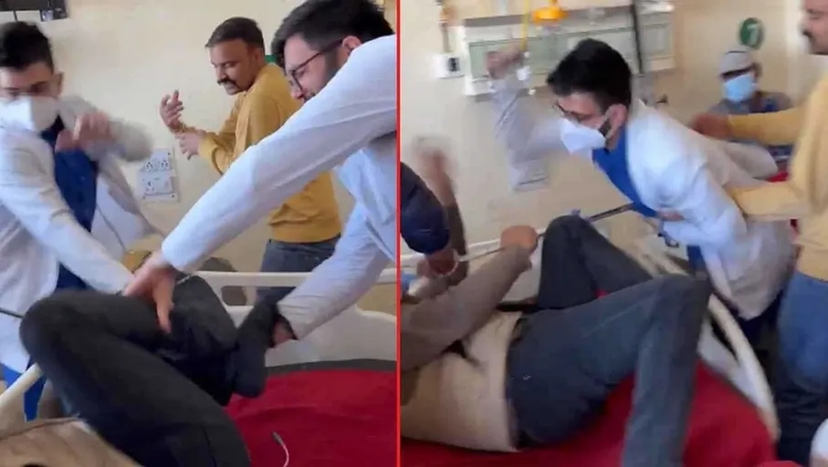 طبيب يثير غضباً بعد ضربه مريضاً لهذا السبب (فيديو)