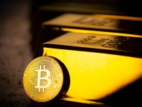 الذهب يقترب من انفجار تاريخي.. والبيتكوين تصارع للبقاء
