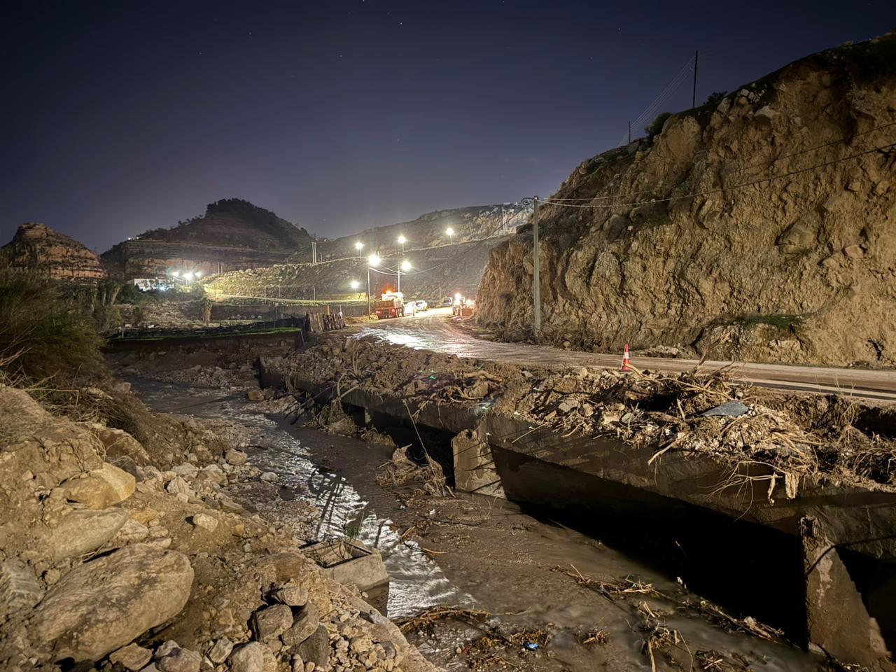 إعادة فتح الطريق الرابط بين سيل الكرك ومدخل المدينة