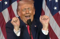 ترامب يقلد متحولا جنسيا يرفع الأثقال أمام مؤيديه ليثير ضحك الجمهور ويشعل السوشال ميديا (فيديو)