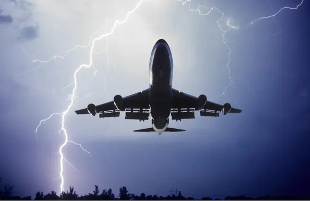 صاعقة تضرب طائرة فريق إسرائيلي في الأجواء