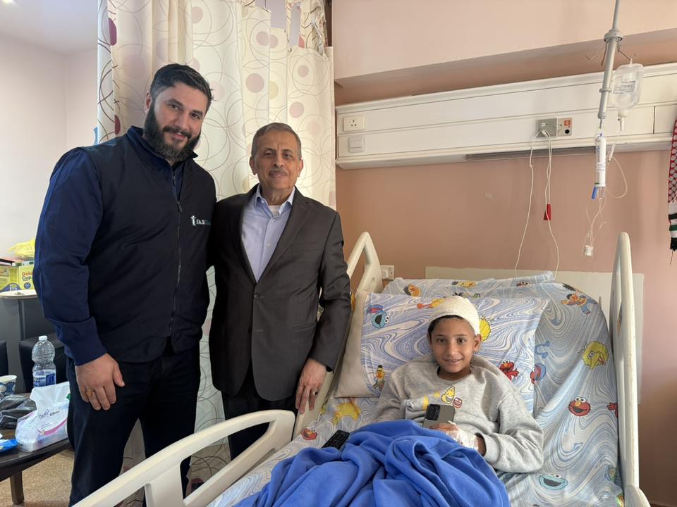 أشهر الرموز الطبية الإنسانية  د.محمد طاهر  يزور طفل غزي في المستشفى التخصصي