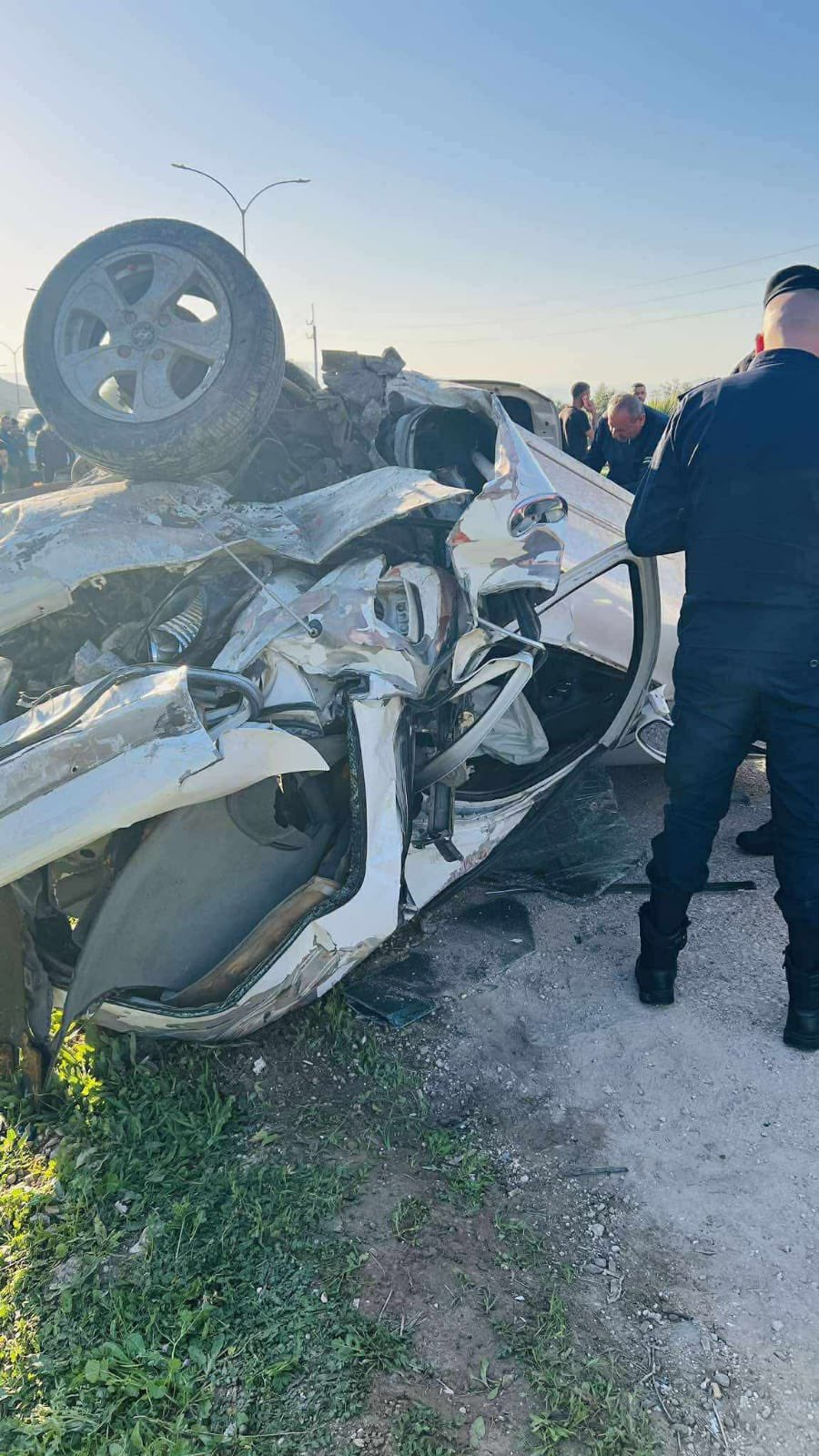 إصابات بحادث تصادم على طريق الشونة الشمالية... صور