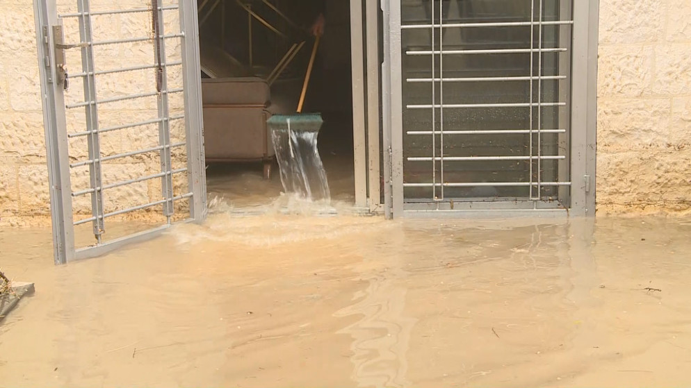 مياه الأمطار تداهم منزلا في عمّان