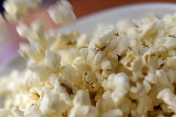 ماذا يحدث لجسمك عند تناول الفشار المُعدّ في الميكروويف؟