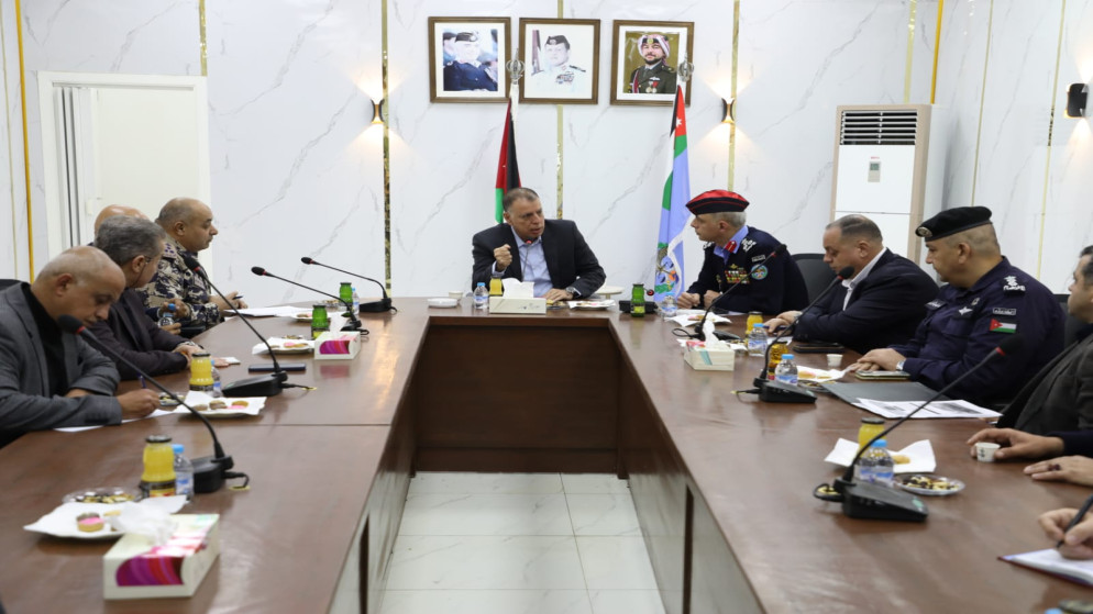 وزير الداخلية يطلع على مستوى الخدمات في جسر الملك حسين