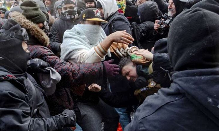 متظاهرون يطاردون متطرفاً حاول إحراق نسخة من المصحف الشريف في مينابوليس الأمريكية