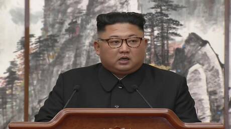 زعيم كوري الشمالية يشبه أحد المسؤولين الكبار لديه بـالتيس المربوط بعربة .. فما مصيره؟