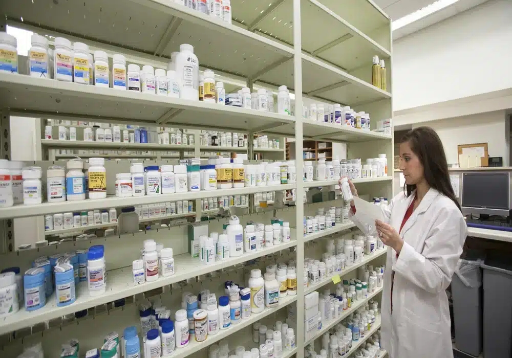 الكيلاني: توصيل الأدوية عبر المنصات الإلكترونية يهدد صحة المرضى