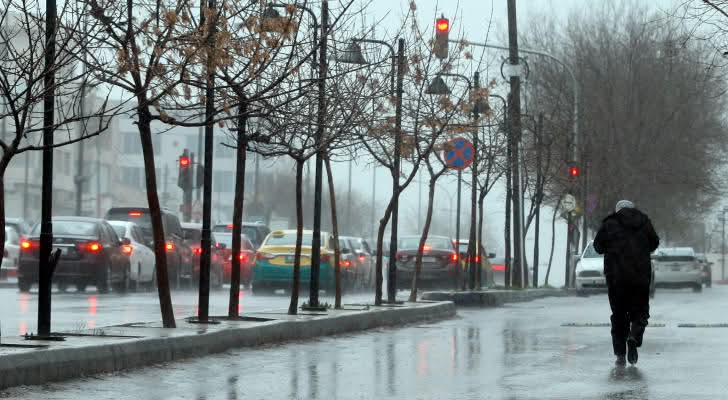 انخفاض ملموس بالحرارة وزخات مطرية ورياح نشطة تثير الغبار