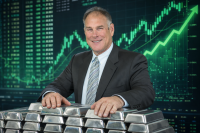 الأب الروحي لمستثمري الفضة.. كيف يراهن عليها عبر بيعها؟