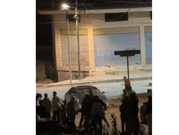 اشخاص يحطمون مركبة مواطن في مادبا اثر خلافات سابقة  فيديو