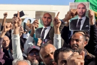 المئات يشيعون جثمان سيف الإسلام القذافي بمدينة بني وليد