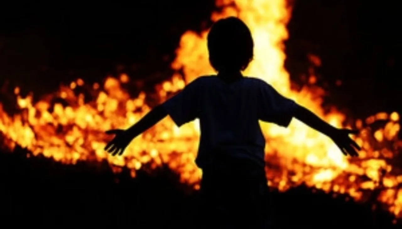 اب يكبّل طفلته ويحرقها حية بمساعدة زوجته