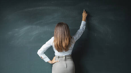 سكرتيرة مدرسة ..متهمة بممارسة الجنس مع طالبين وزوجها يضبطها